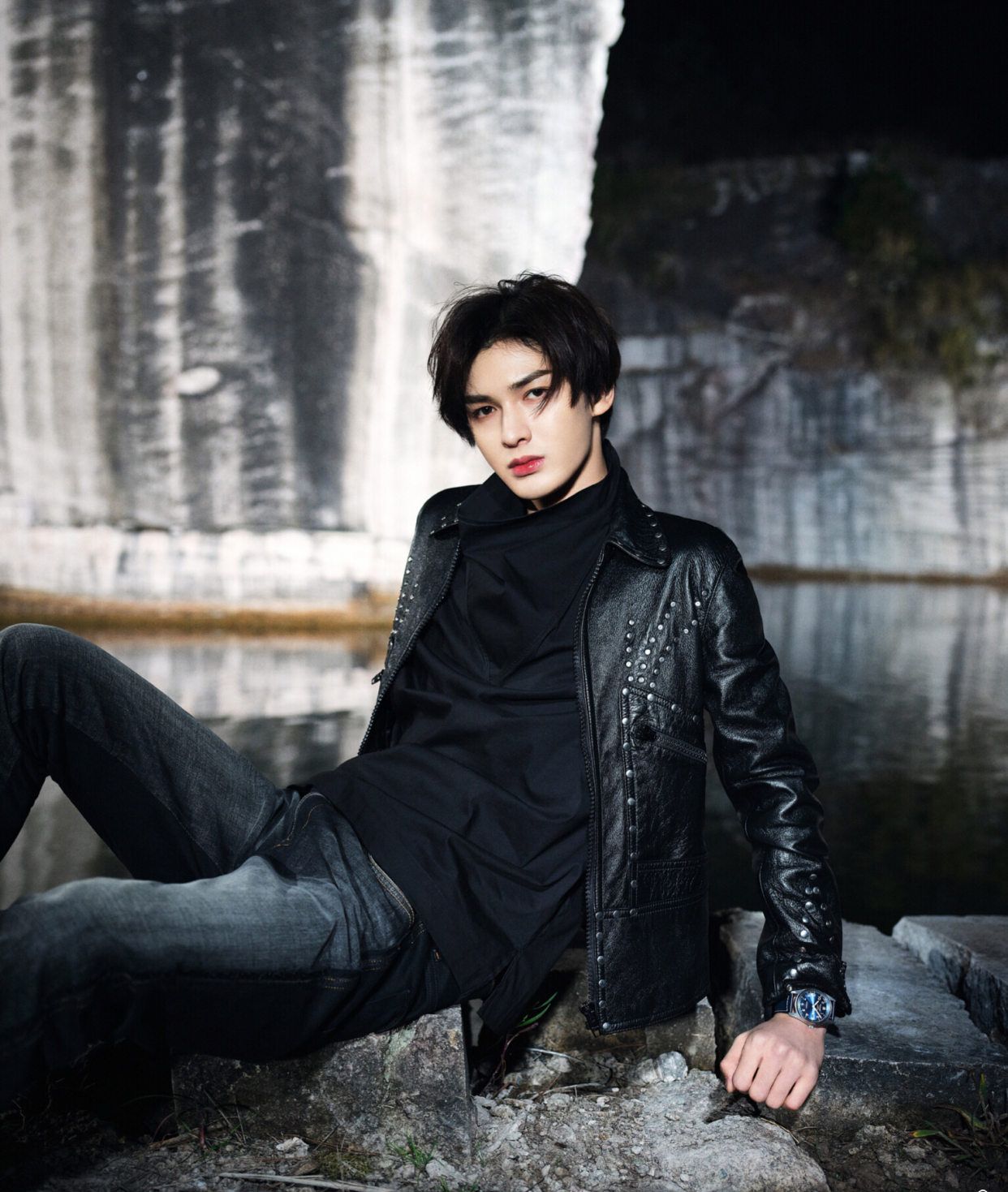 他的荧屏"初吻"献给了吴宣仪,在《九州朱颜记》他很神秘